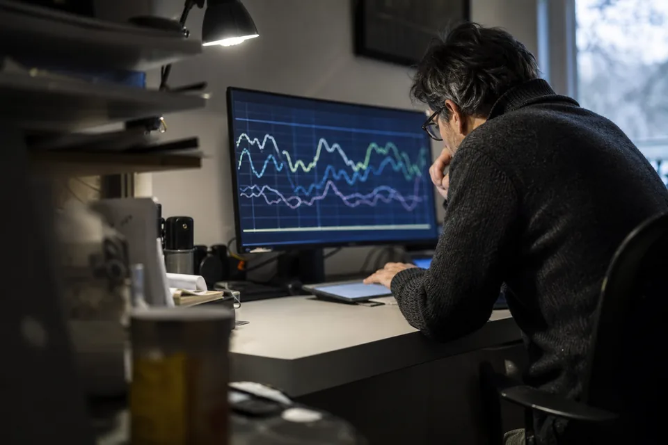Analyst studying a retention chart on a monitor