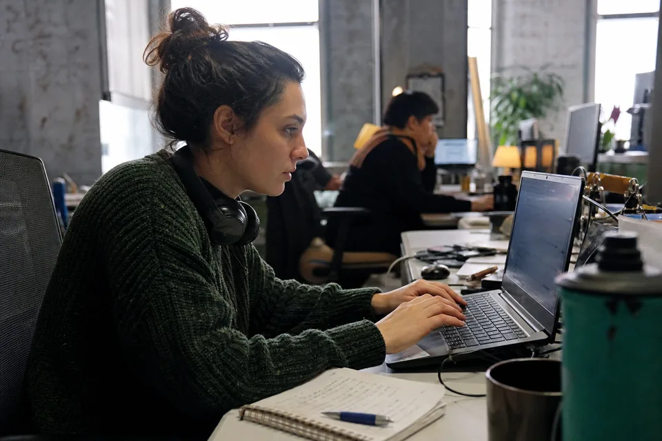 Support agent writing a payment reminder email